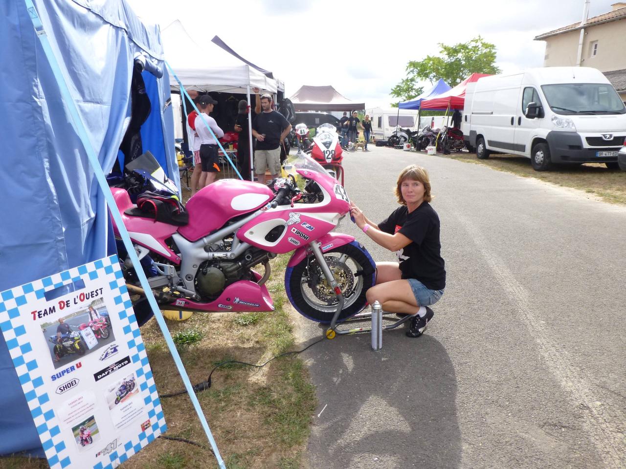 Elle parle aux carbus de sa moto